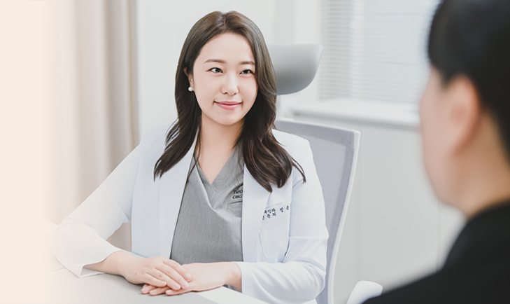 Dr. Jeong Yun-jeong providing care